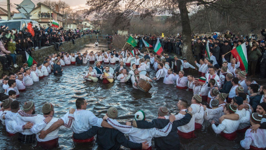 cristianos-ortodoxos-celebran-epifania-en-heladas-aguas-de-rios-y-lagos.jpg