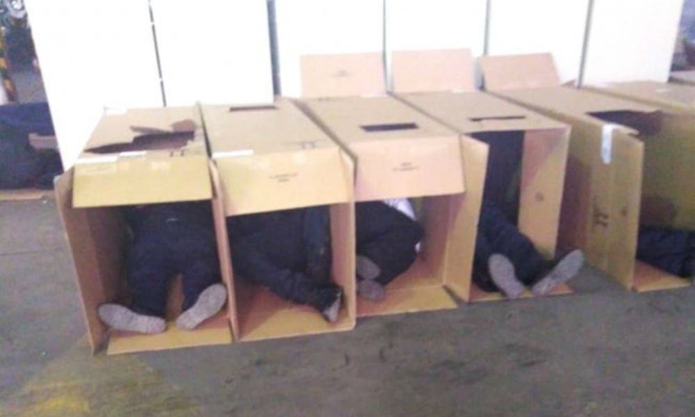 policias-cdmx-durmiendo-en-cajas-de-carton_I.jpg
