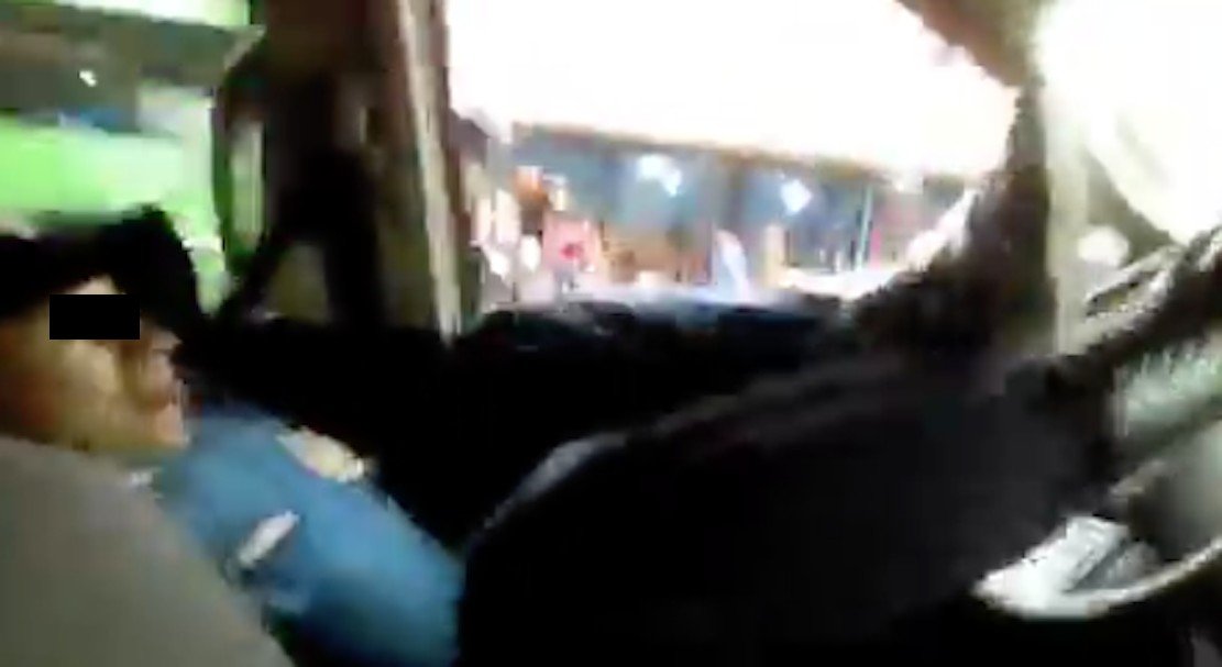 policia-conduce-coche-con-los-pies-video.jpg
