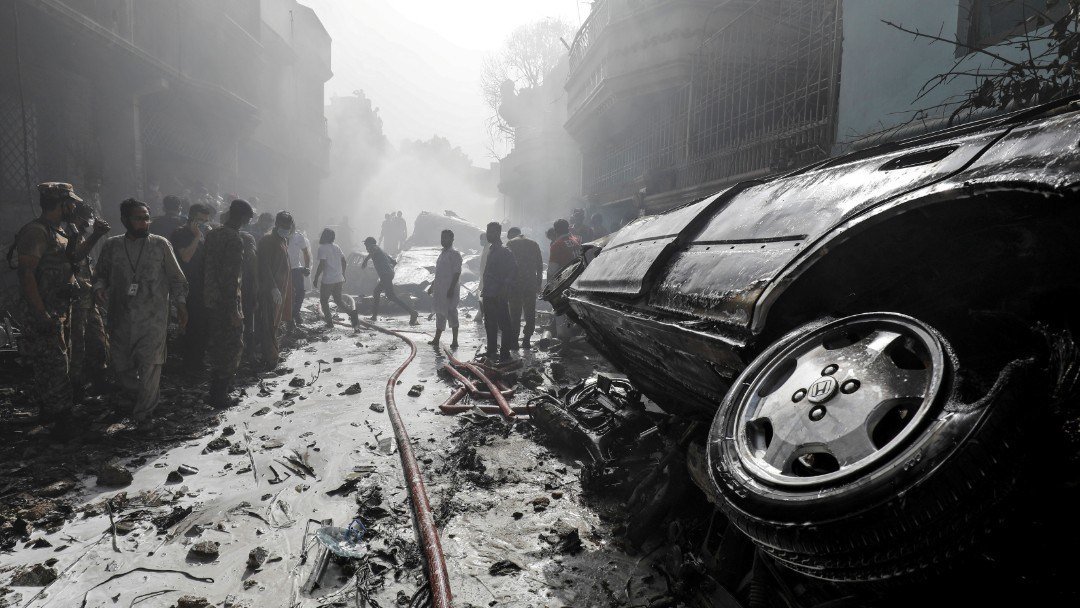 accidente-de-avion-en-residencial-de-karachi-pakistan.jpg