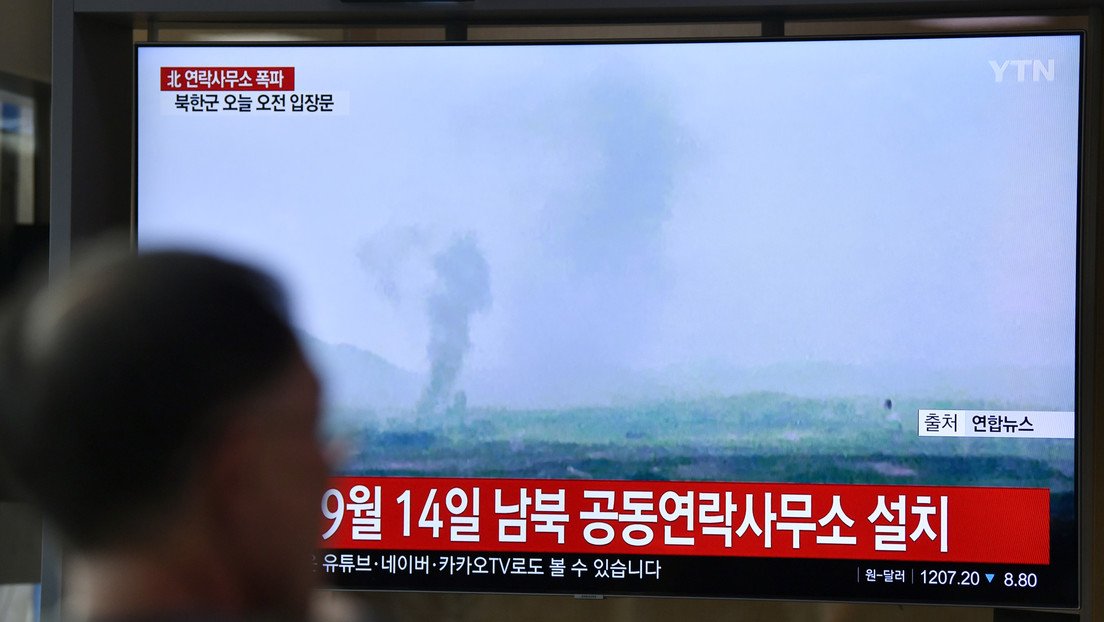 Columna-de-humo-tras-la-explosión-de-la-oficina-de-enlace-intercoreana-en-Kaesong-transmitida-por-la-televisión-surcoreana..jpg