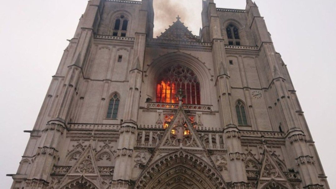 arde-la-catedral-de-nantes-en-francia-autoridades-sospechan-que-incendio-fue-provocado-foto-twitter.jpg