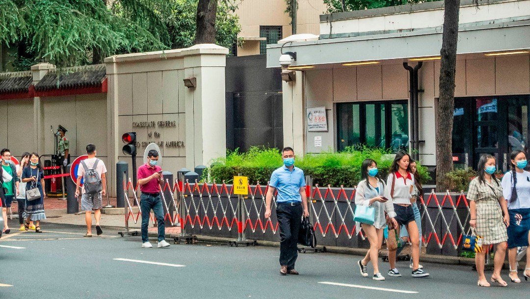 personas-caminando-frente-al-consulado-estadounidense-en-chengdu-china.jpg