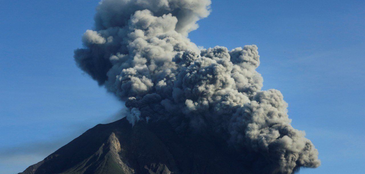 volcan-sinabung-expulsa-columna-de-ceniza-y-humo-de-mil-metros-de-altura-foto-reuters.jpg