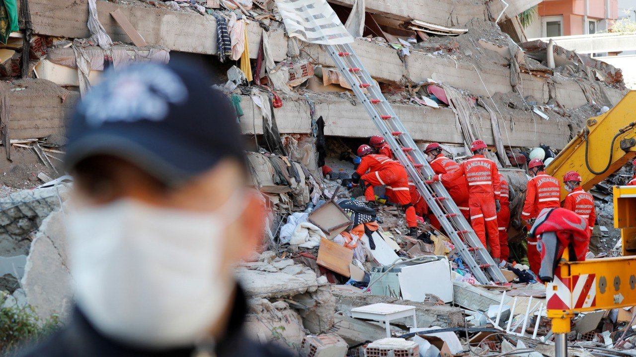 suman-27-muertos-y-cien-personas-rescatadas-entre-escombros-tras-sismo-en-turquia-y-grecia-foto-reuters-1-1.jpg