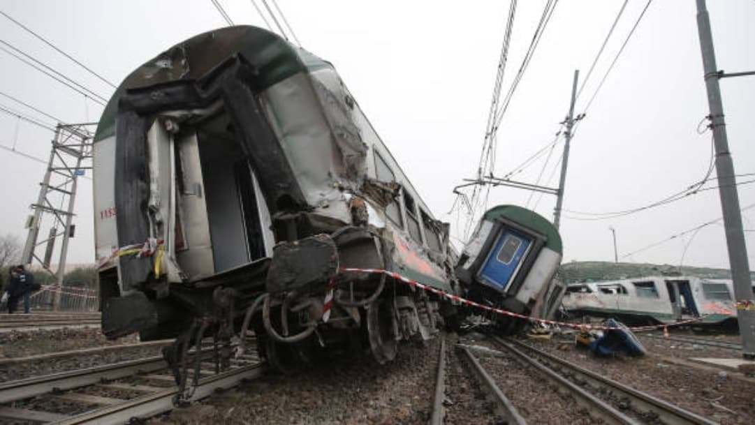 tren-arrolla-autobus-en-bangladesh-mueren-12-personas-gettyimages-1.jpg