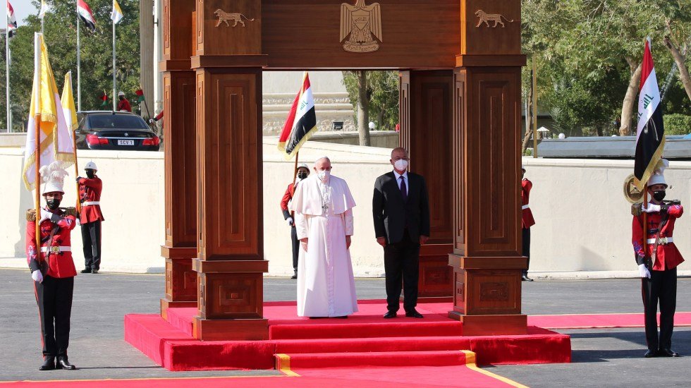 papa-francisco-en-ceremonia-de-bienvenida-en-irak.jpg