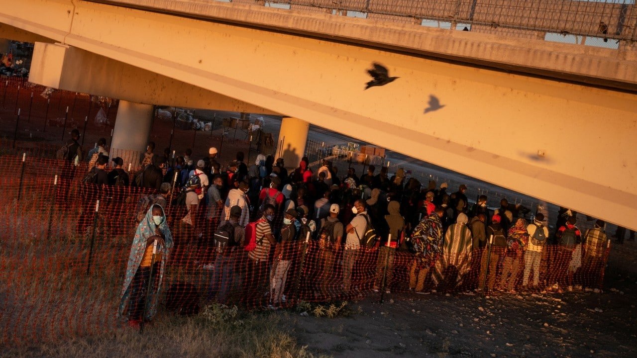 migrantes-en-la-frontera-entre-mexico-y-eeuu.jpg