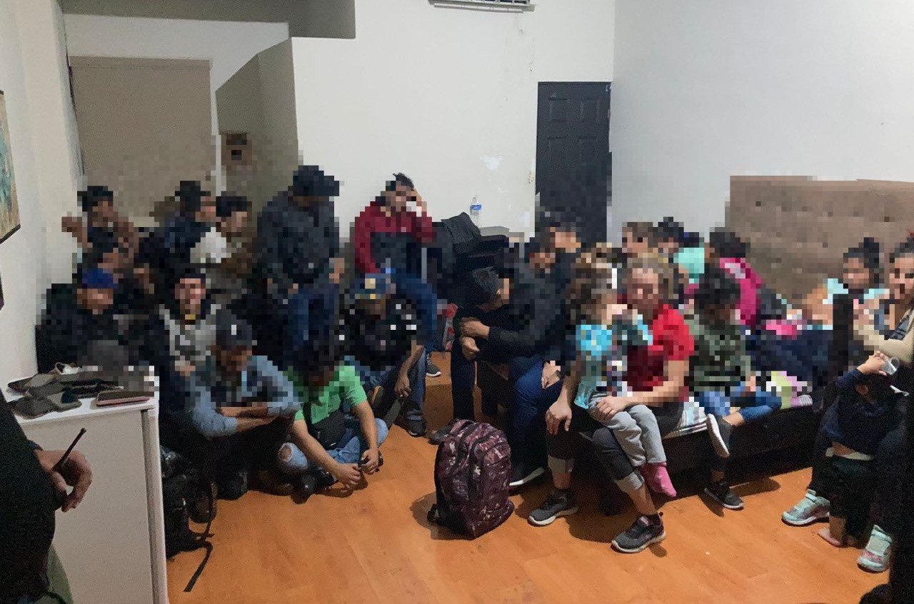 rescatan-a-195-migrantes-hacinados-en-hotel-de-nuevo-leon.jpg
