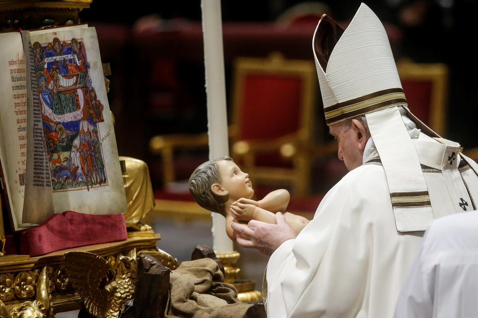el-papa-francisco-sostiene-una-figura-del-nino-dios.jpg