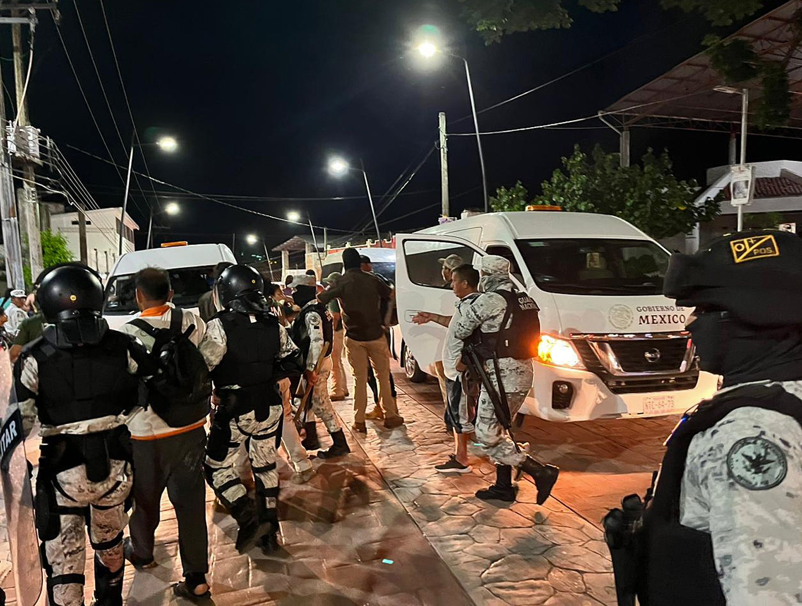 autoridades-desmantelan-dos-caravanas-migrantes-y-aseguran-a-mas-de-300-indocumentados.jpg