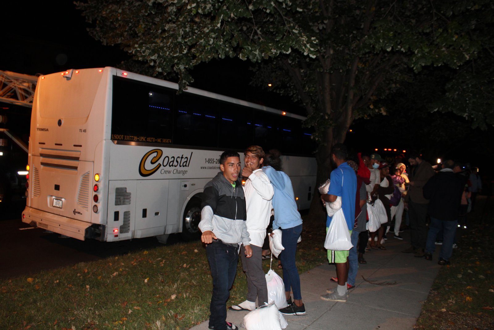 un-nuevo-autobus-con-41-migrantes-llega-a-washington-desde-texas.jpg