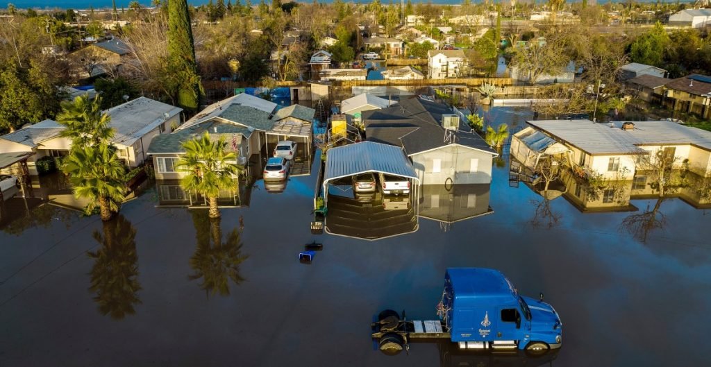 suman-17-muertos-por-tormentas-provocado-inundaciones-deslaves-california-1024x529-1.jpg