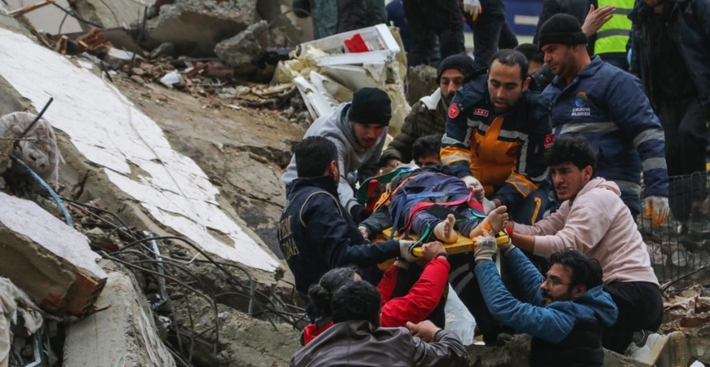 terremotos-devastan-turquia-siria-van-mas-2-mil-300-muertos-11-mil-heridos-y-miles-edificios-destruidos-1024x529-1.jpg