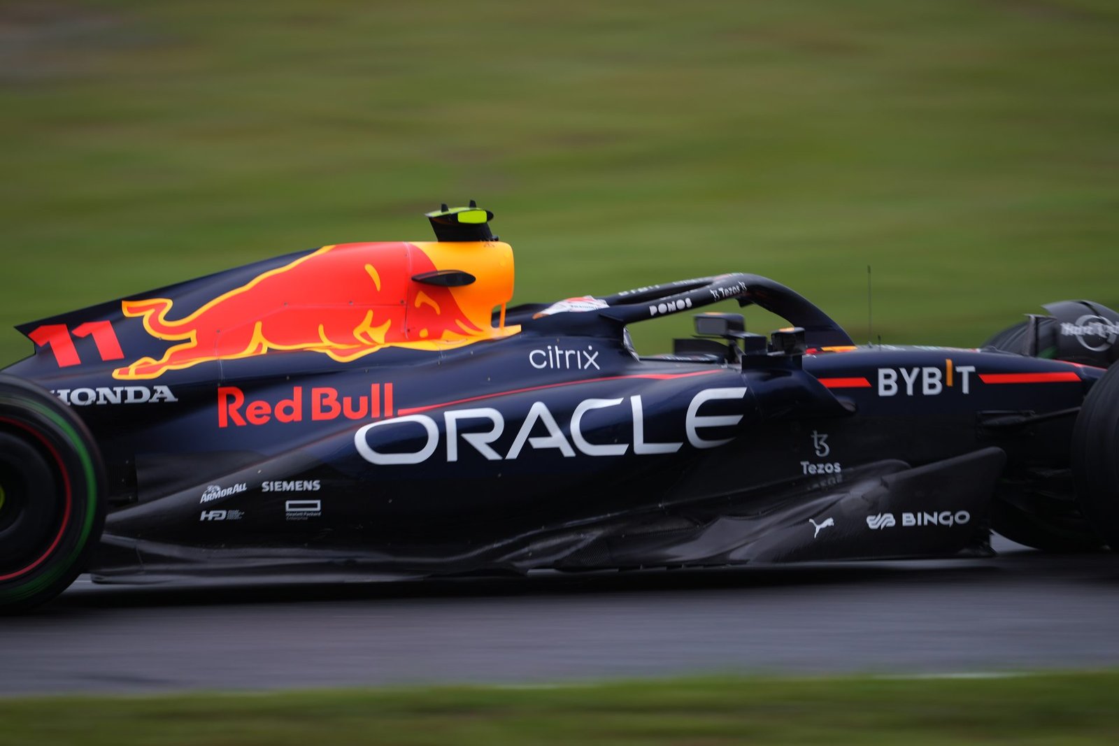Red-Bull-ratifica-a-Checo-Perez-y-Max-Verstappen-1920x1280-1.jpg