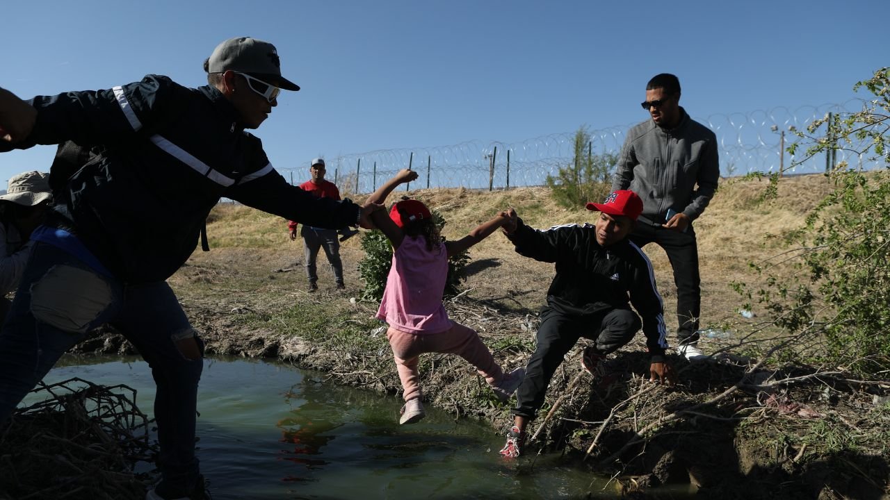 Migrantes-tratan-de-cruzar-el-Rio-Bravo-en-Matamoros-Tamaulipas.jpg