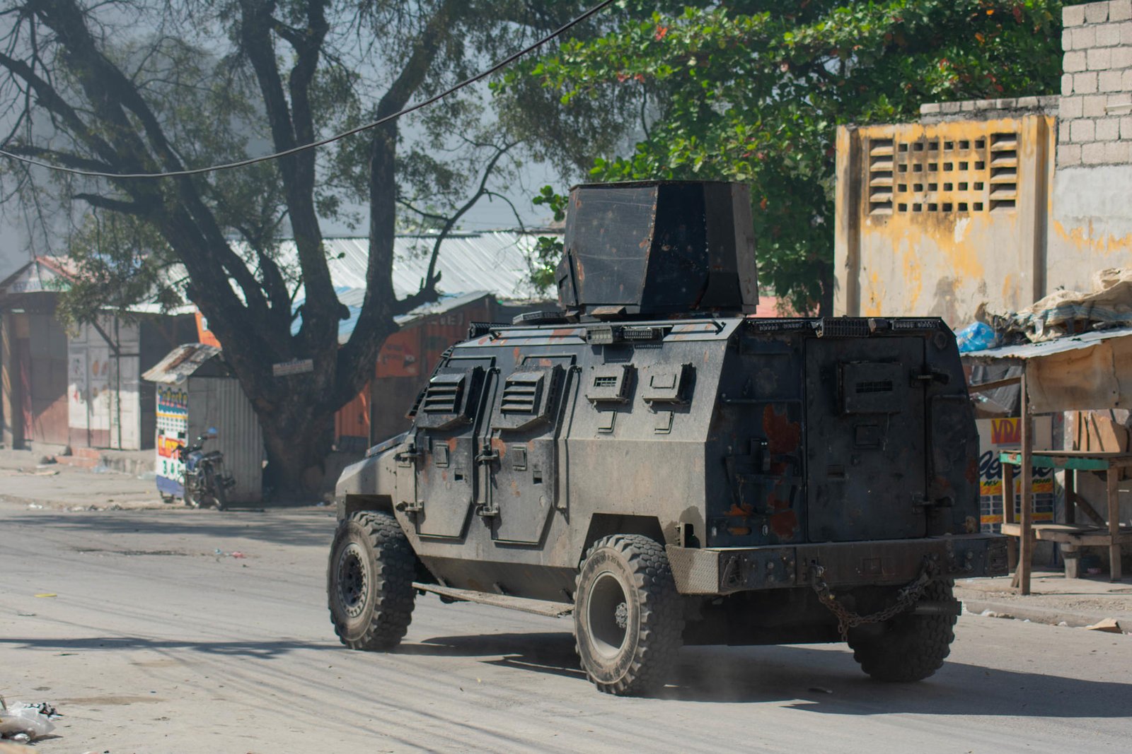 carro-blindado-de-la-policia-en-puerto-principe-haiti.jpg