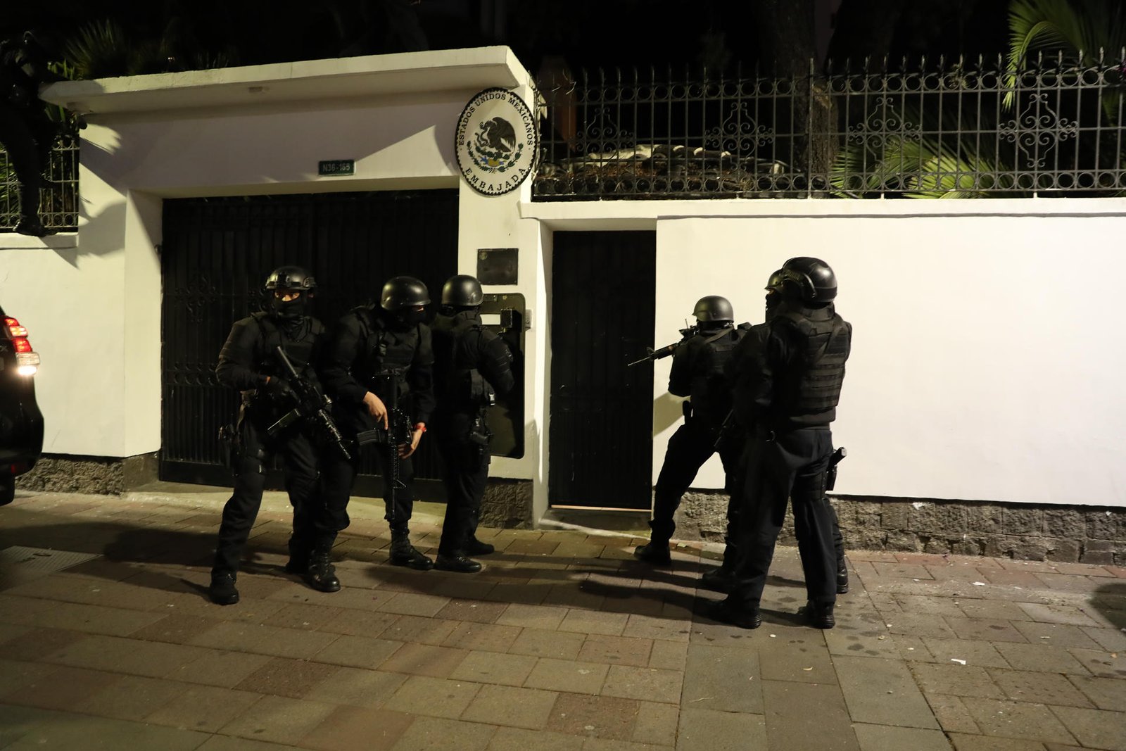asalto-policias-ecuatorianos-embajada-de-mexico-en-ecuador.jpg