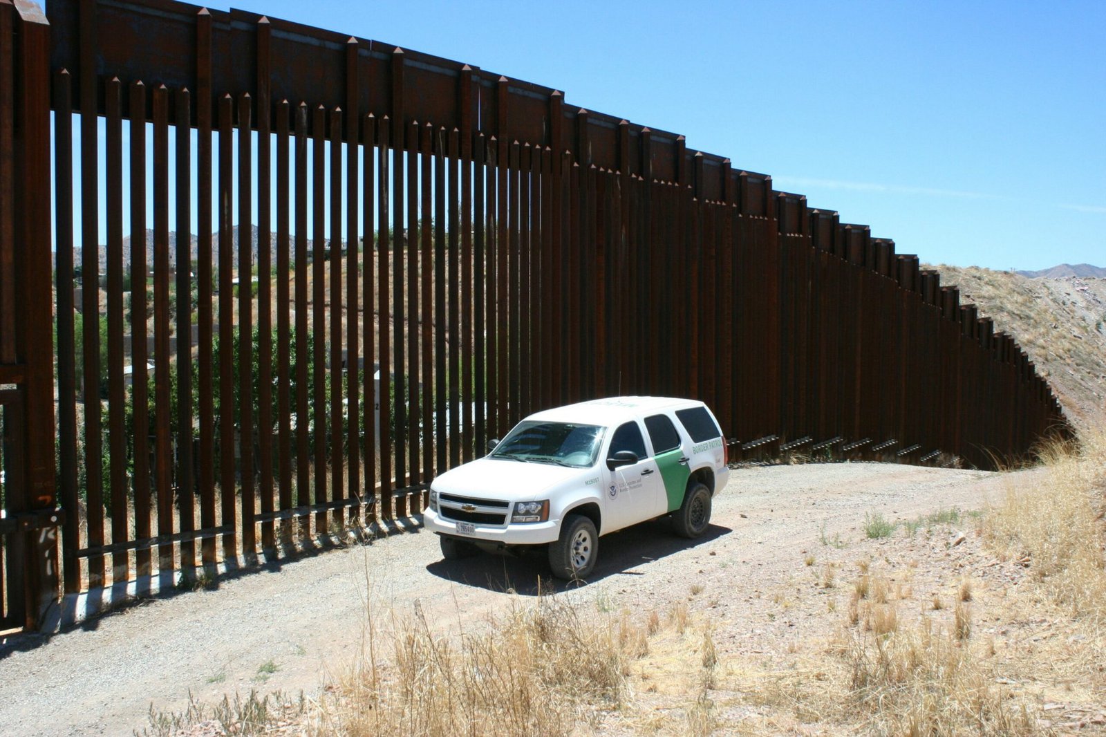 rescatan-en-frontera-de-arizona-a-migrantes-que-fueron-baleados-en-el-lado-mexicano-scaled-1.jpg