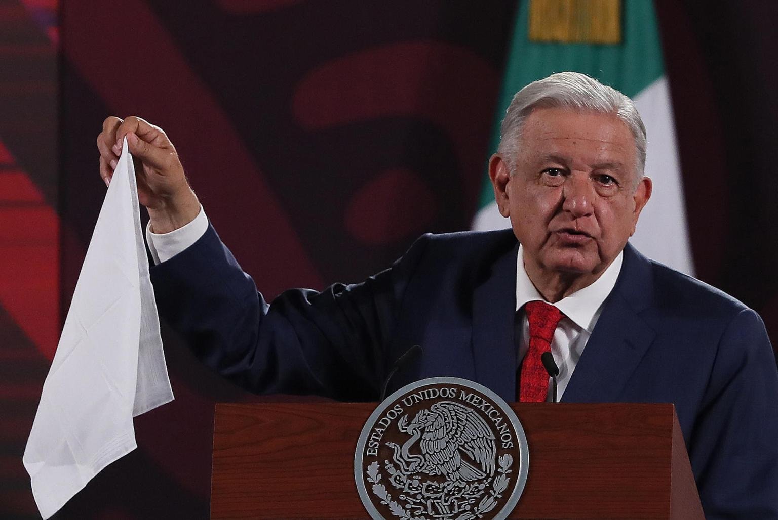 amlo-lopez-obrador-reforma-poder-judicial-panuelo-blanco.jpg