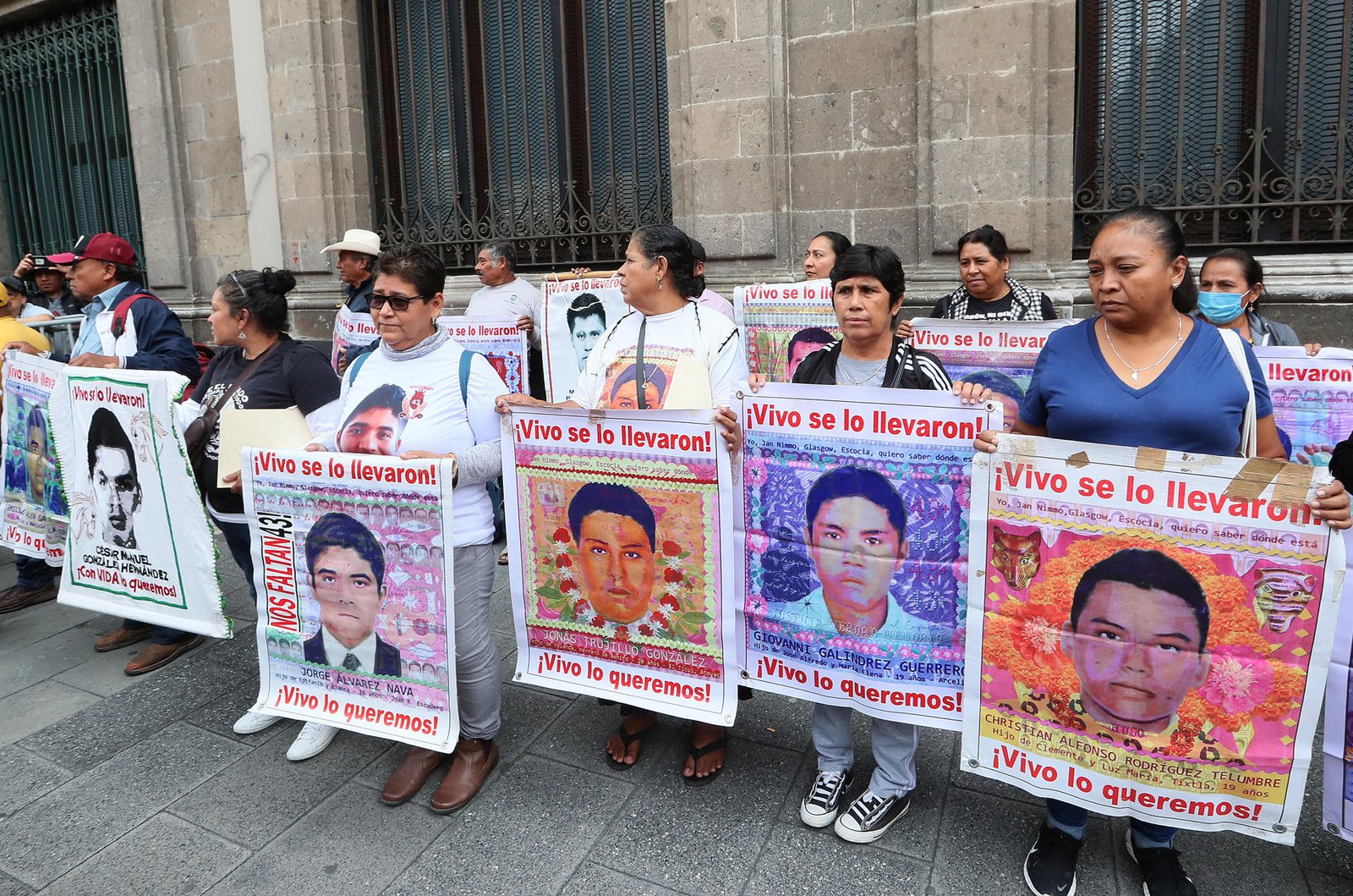 padres-43-normalistas-ayotzinapa-palacio-nacional-amlo.jpg