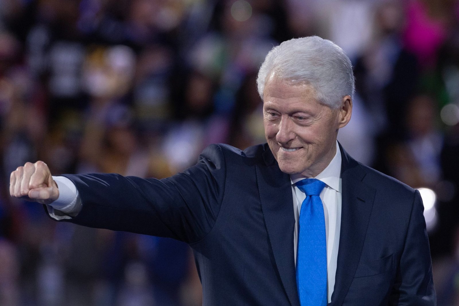 bill-clinton-bromea-sobre-mcdonalds-en-un-cautivador-discurso-en-la-convencion-democrata-scaled-1.jpg