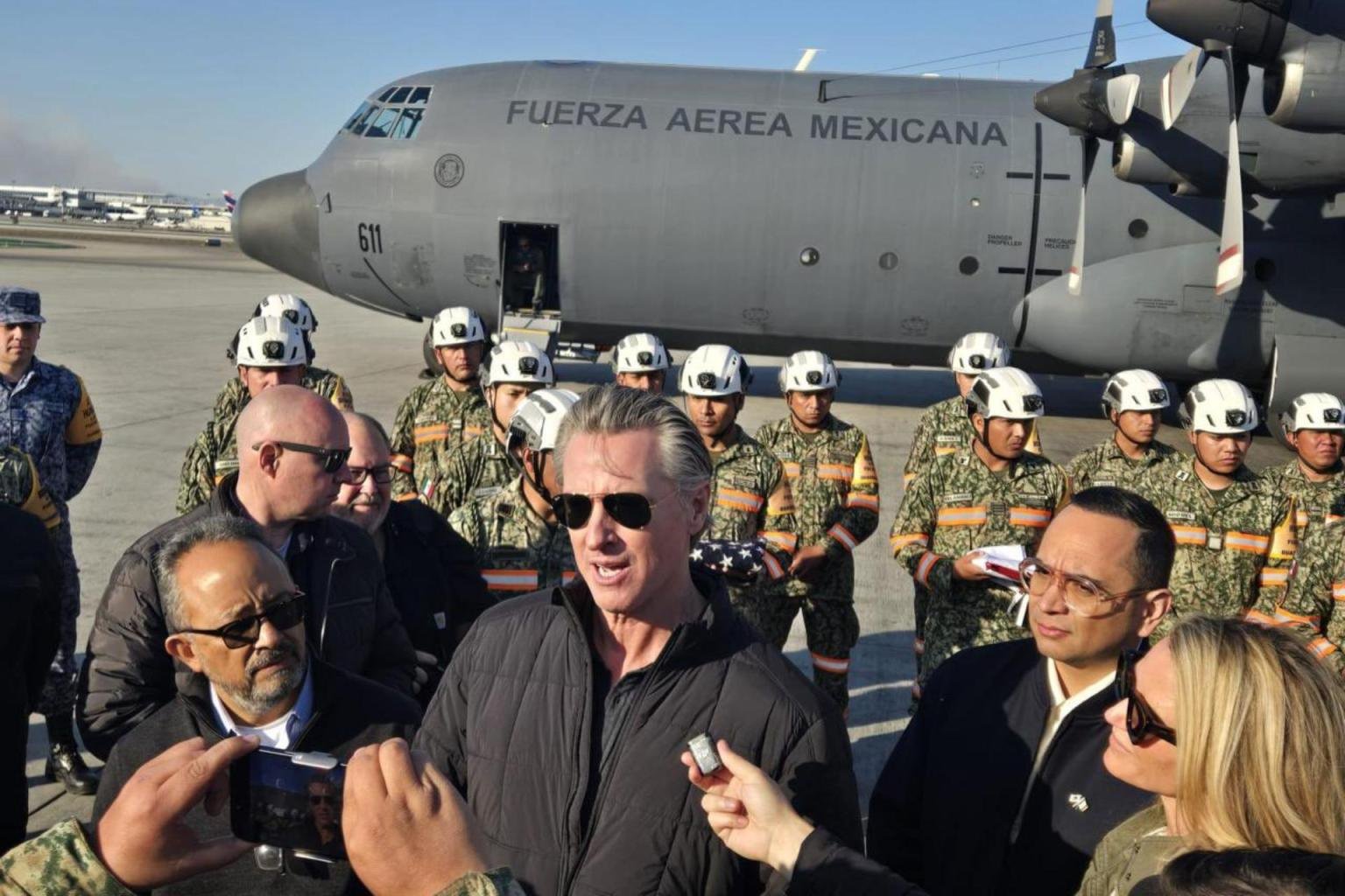 newsom-california-los-angeles-equipo-mexicano-incendios.jpg