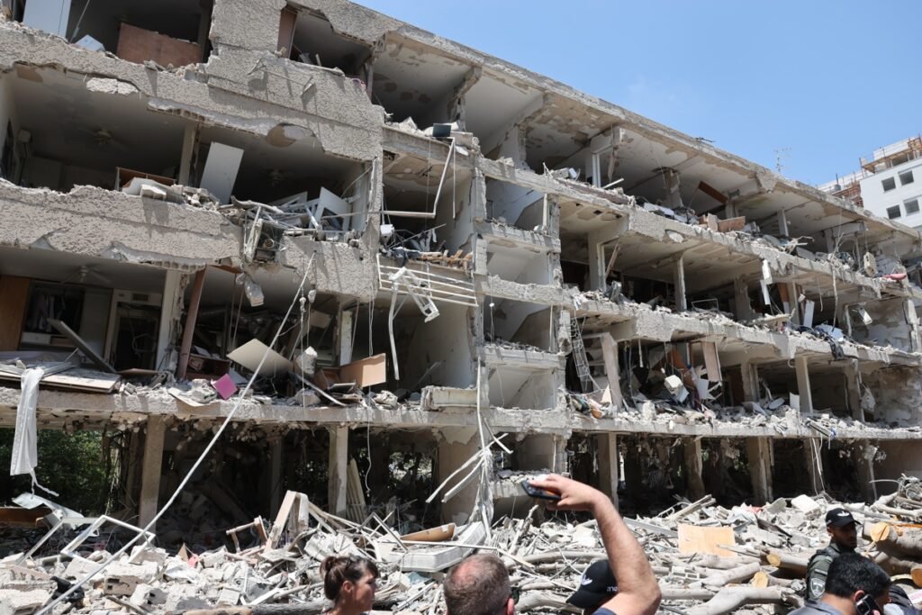 destruccion-en-israel-tras-ataque-de-iran-en-respuesta-a-eeuu-1024x683-2.jpg