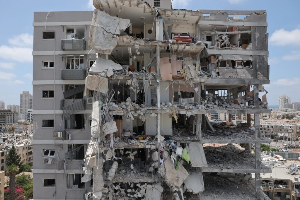 impacto-de-misil-balistico-irani-en-israel-1024x683-1.jpg