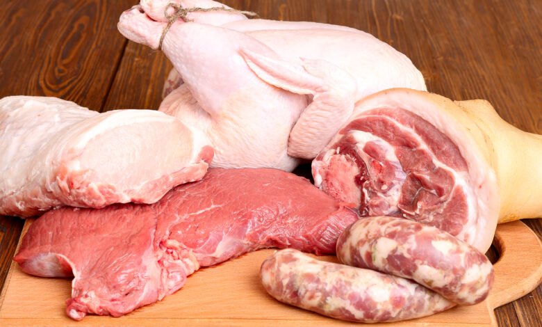 carne-cruda-fresca-ternera-cerdo-y-pollo-sobre-un-fondo-de-madera-780x470-1.jpg