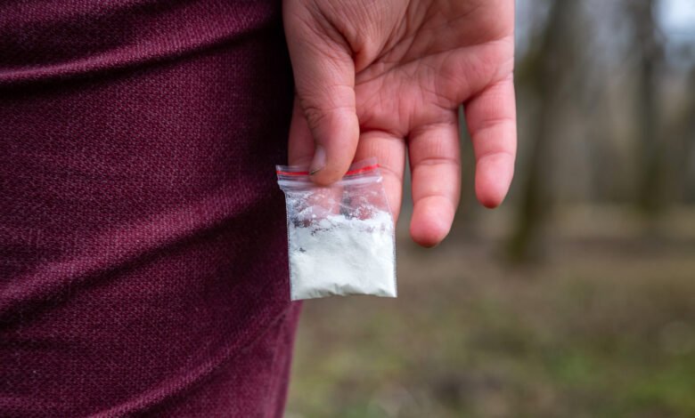 una-bolsa-de-cocaina-en-las-manos-sustancias-estupefacientes-780x470-1.jpg
