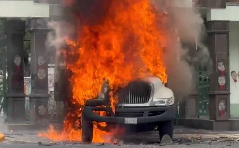 camion-de-carga-incendiado-frente-al-campo-militar-1-a-768x474-1.jpg