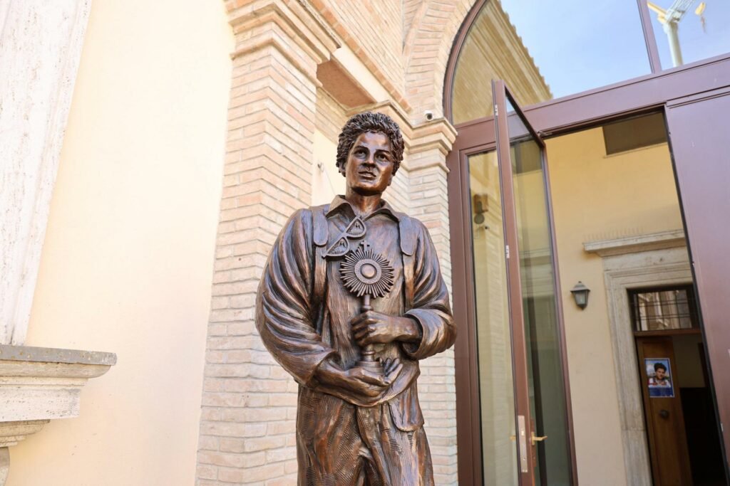 estatua-de-carlo-acutis-1024x683-1.jpg