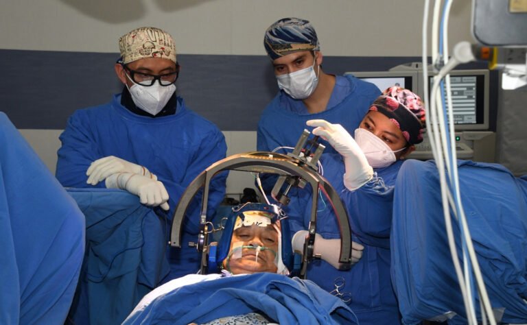 estereotaxia-para-cirugia-que-alivia-sintomas-de-parkinson-768x474-1.jpeg