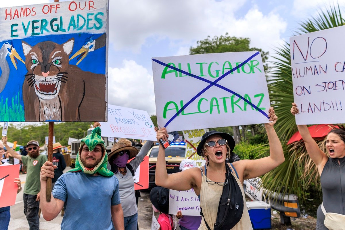 protesta-contra-alligator-alcatraz-nuevo-centro-de-detencion-para-migrantes-en-florida.jpg