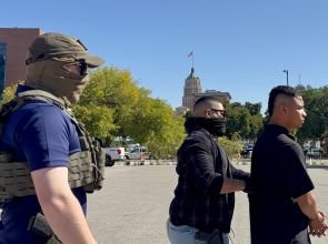 Trump planea detener a 80 mil migrantes en almacenes industriales, según medios